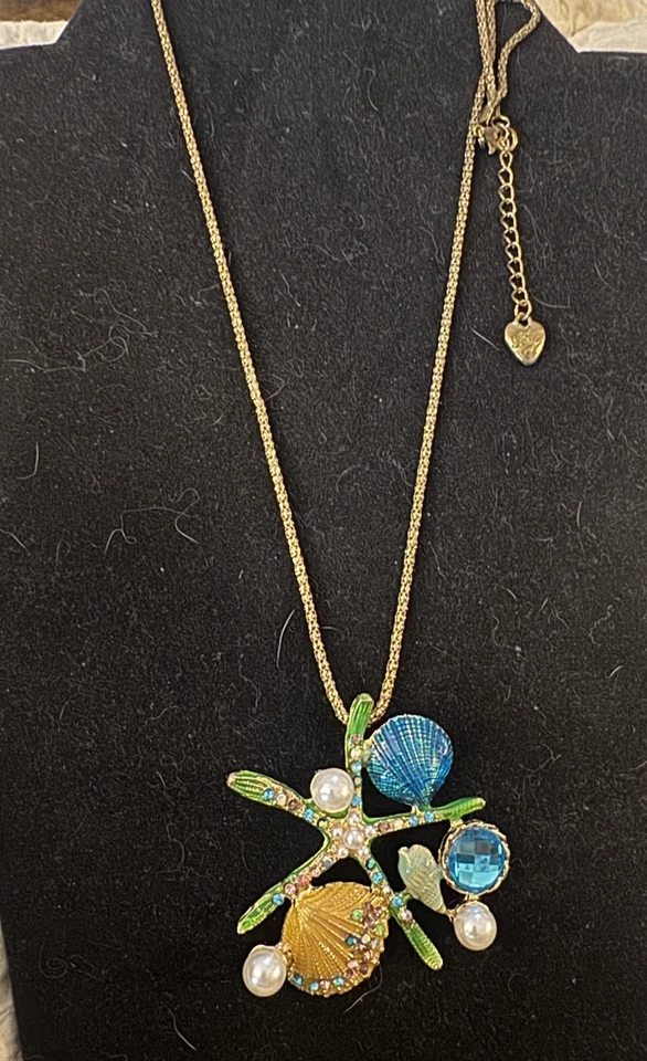 Betsy Johnson Gold Tone Starfish Pearl Seashell Necklace Pendant Signed EUC - Image 3 of 4