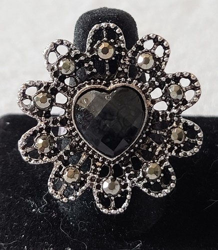 Silver Tone Cocktail Ring W/Black Heart Shaped Stone 7 Adjustable J3-1534