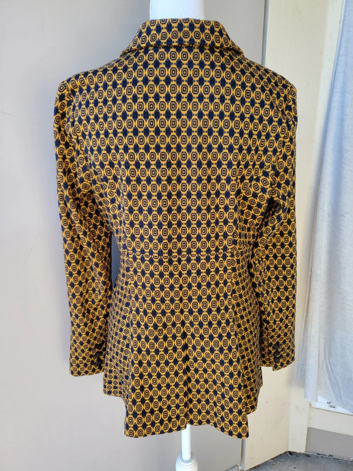 Chaqueta Blazer CAbi Destacada Medallion Mediana 3372 Mostaza Azul Marino Kensington Mod Foto 3 de 4