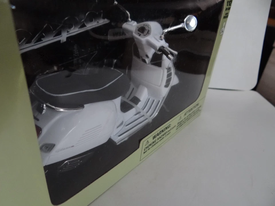 NEW RAY VESPA ROLLER GTS 300 SUPER WEISS MODELLAUTO 1:12 SAMMLER MODELL - Bild 2 von 4