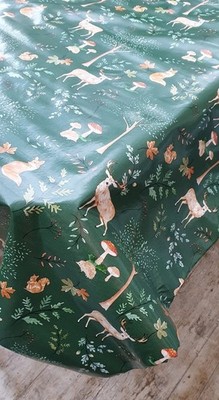 TIERE WILD LEBEN WALD GRÜNE BLÄTTER FUCHS EICHHÖRNCHEN PVC KUNSTSTOFF VINYL TISCHDECKE