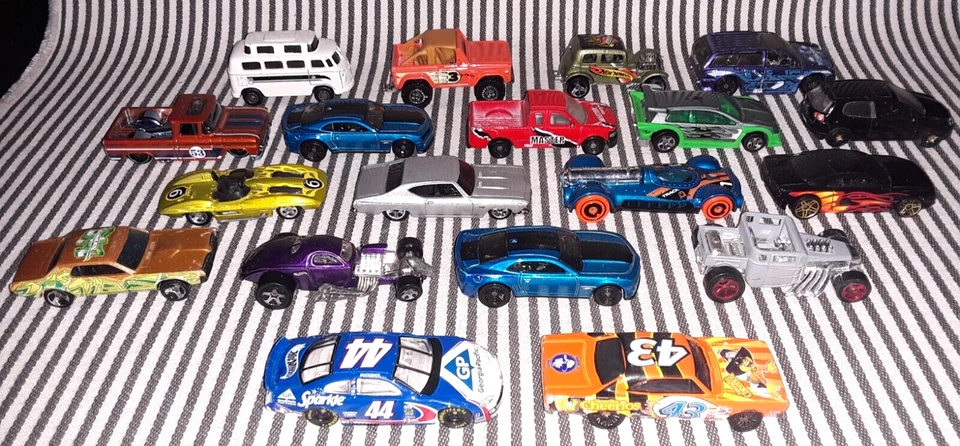 VTG LOT OF 19 SET MATTEL HOT WHEELS - HOT RODS - TRUCKS - RACE CARS - VANS - etc - Image 3 of 4