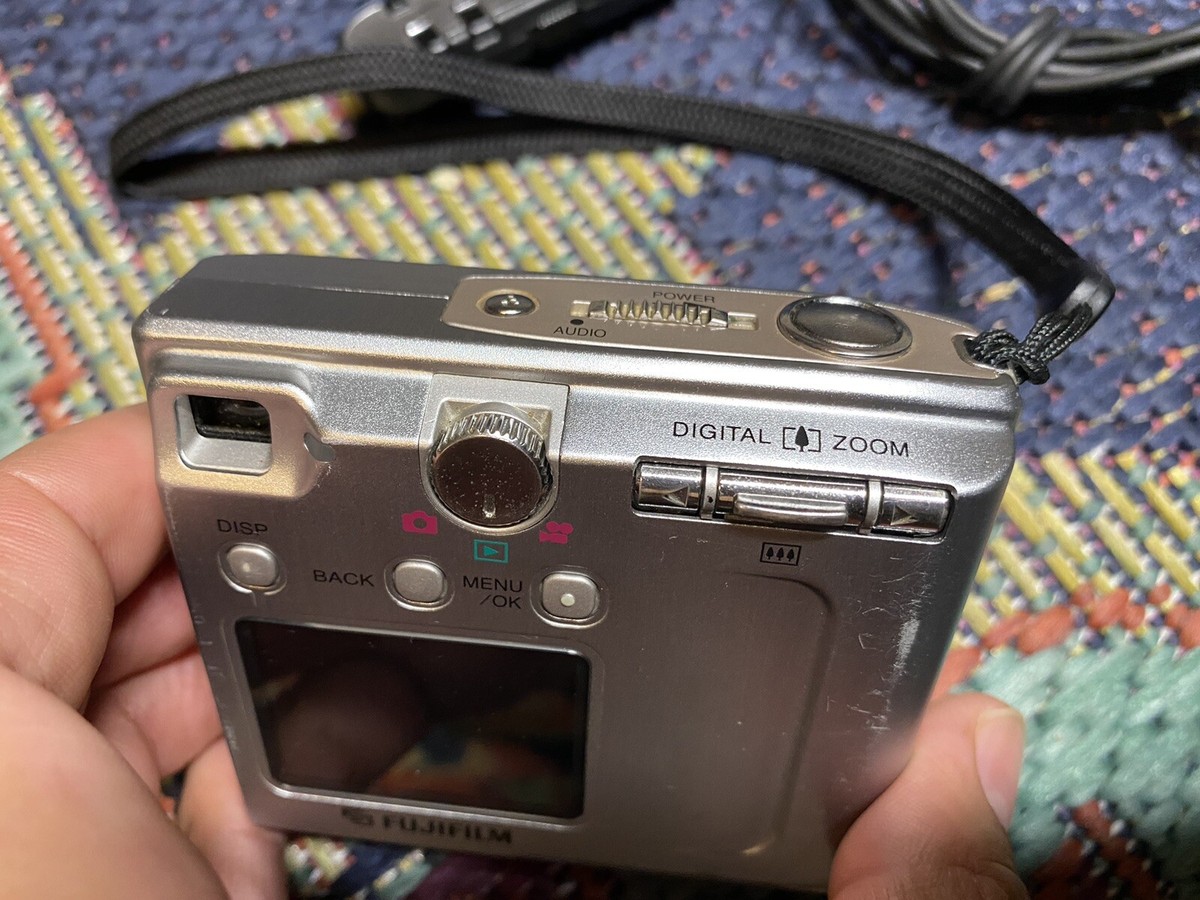Fujifilm FinePix 40i 2.4MP Compact Digital Camera w/ Remote LOOSE