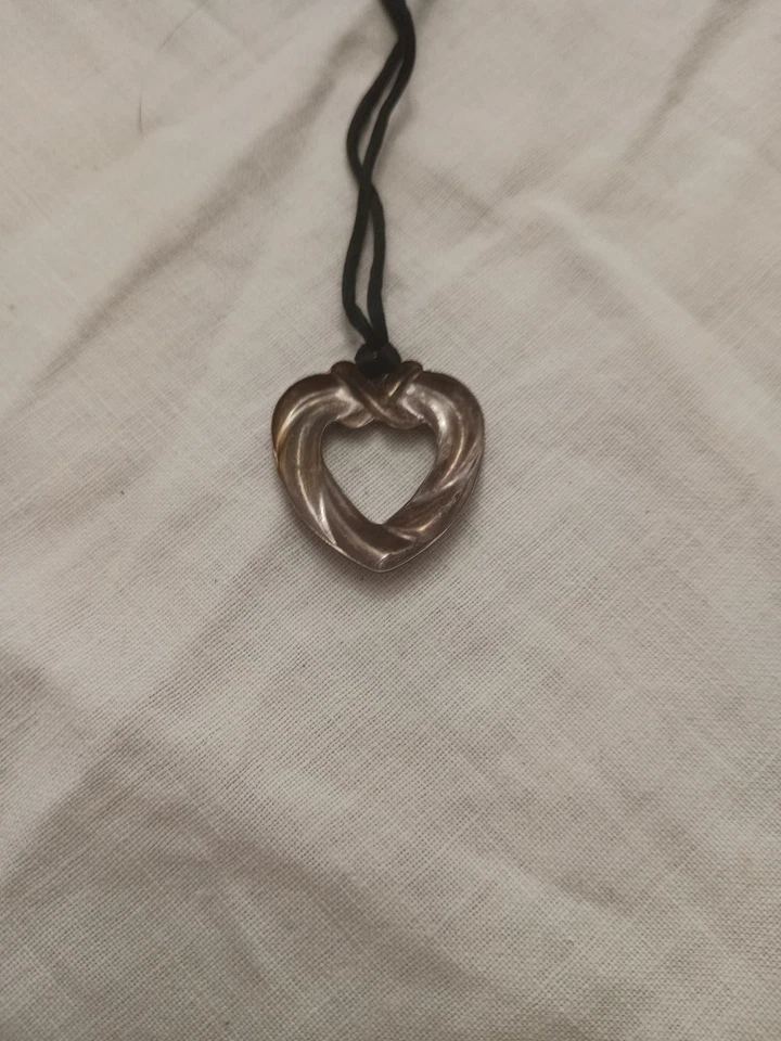 Collar con cordón de seda negro colgante CORAZÓN de plata esterlina Avon vintage con caja Foto 3 de 4