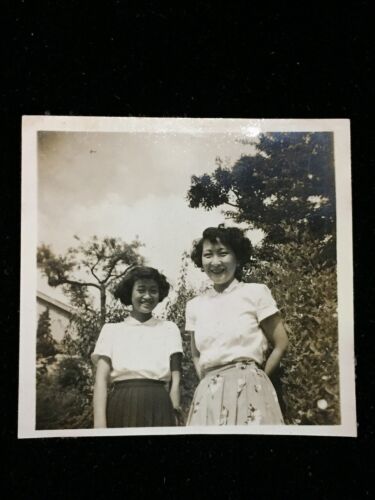 #3237 Japanese Vintage Photo 1940s / girl woman people group landscape Sky - Picture 1 of 4