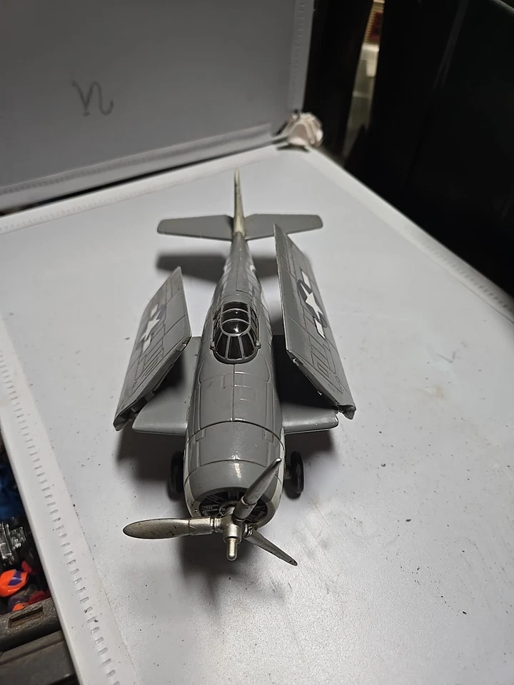 1944 FM-1 WILDCAT WWII Diecast Plane & Stand Gearbox 11501 Wings fold Used - Image 3 of 4