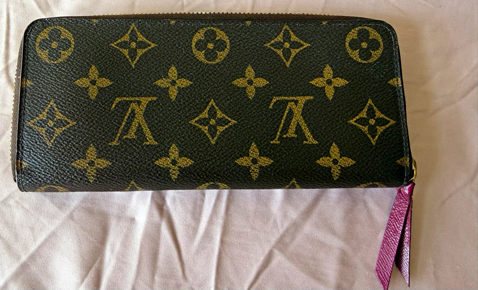 LOUIS VUITTON Clémence Wallet Brown Monogram Zip-Around Wallet fuchsia Interior