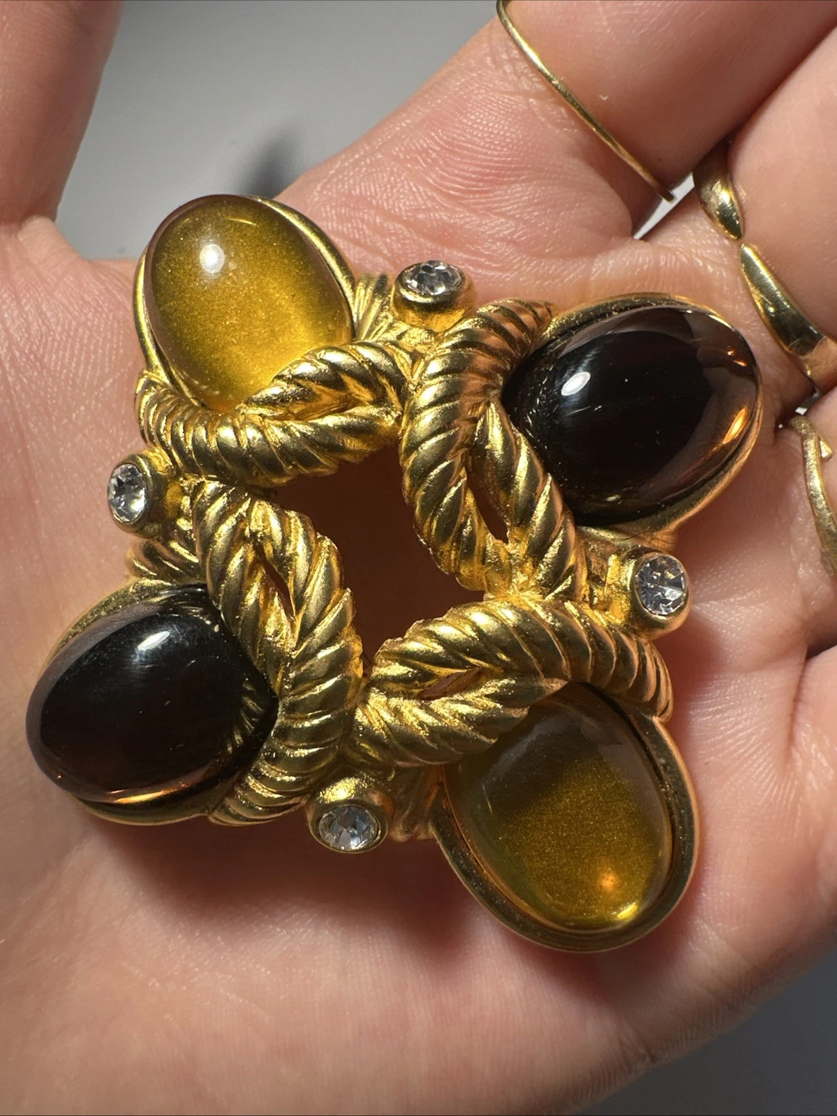 Broche Dorée, Cordée ,Avec Pierre Jaune/ Ambrée Et Strass Blanc Bijoux Fantaisie