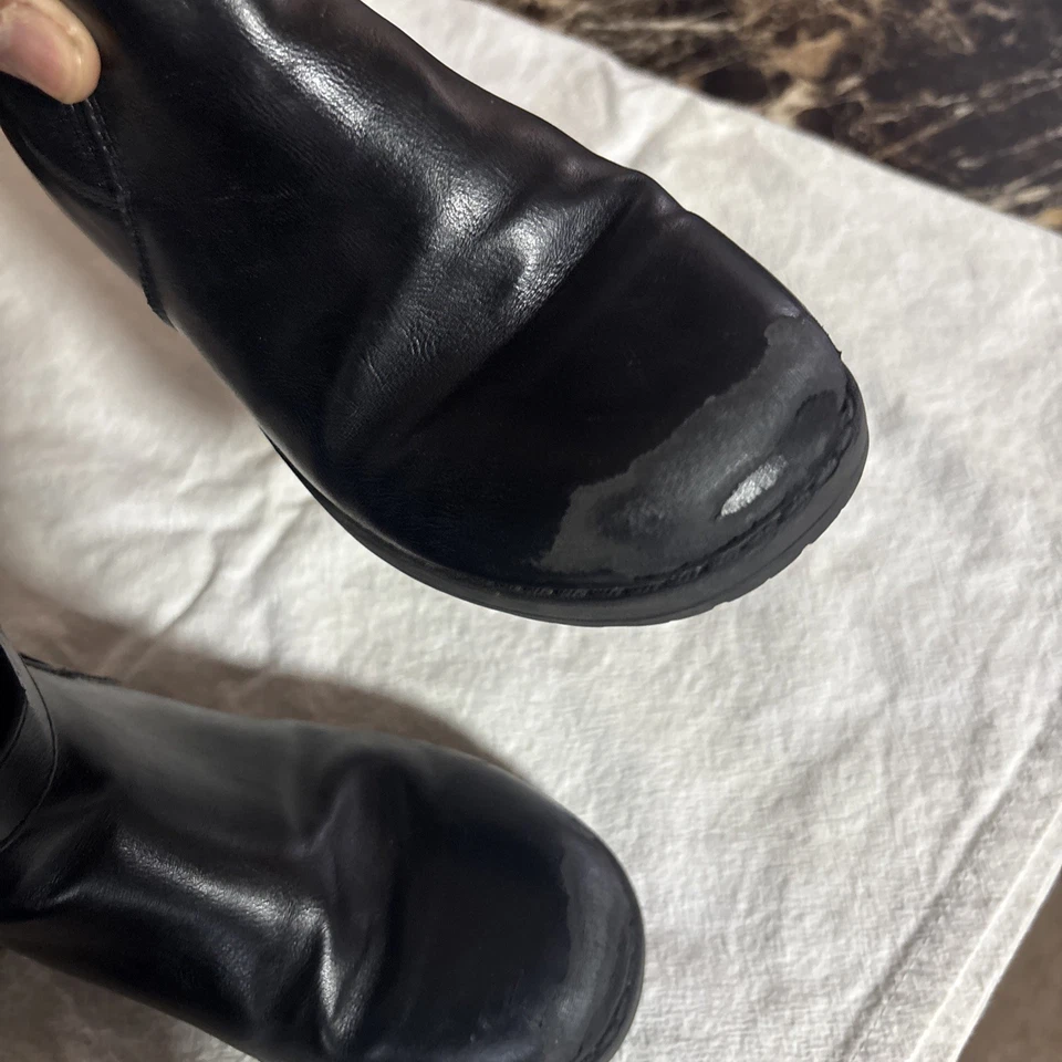 Botas de cuero para mujer Michael Kors redondeadas con cremallera lateral negras/doradas, talla 1 Foto 3 de 4