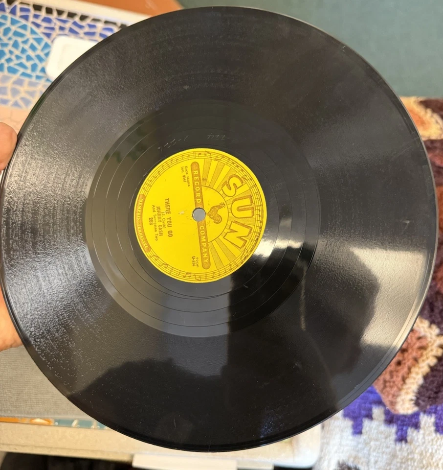 Johnny Cash, Sun 258 Train of Love/There You Go E+ 78 RPM Record Foto 2 de 4