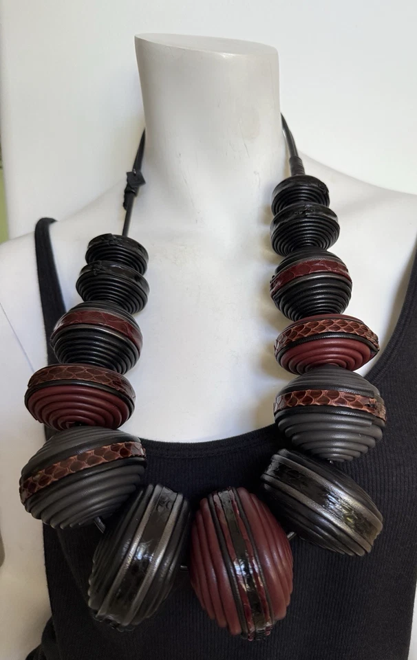 Collar Giulia Boccafogli de cuero grueso llamativo, negro/borgoña