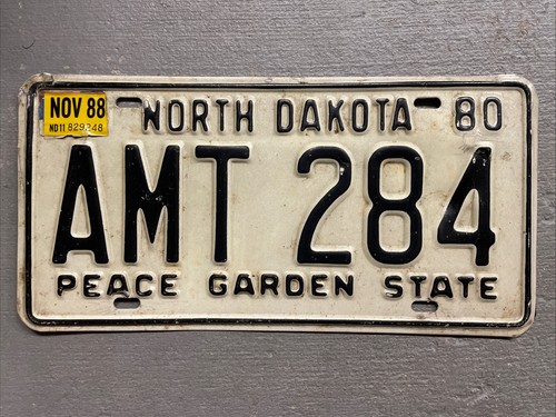 VINTAGE 1980 NORTH DAKOTA LICENSE PLATE PEACE GARDEN STATE AMT-284 1988 STICKER