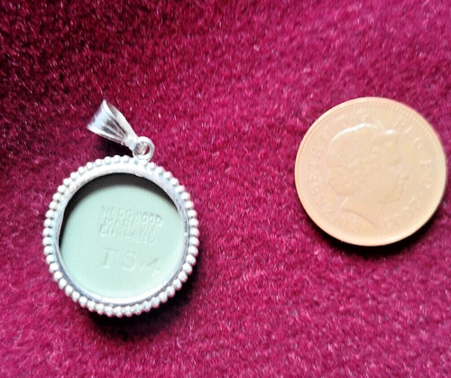 Wedgwood green cameo pendant vintage sterling silver - Picture 3 of 7