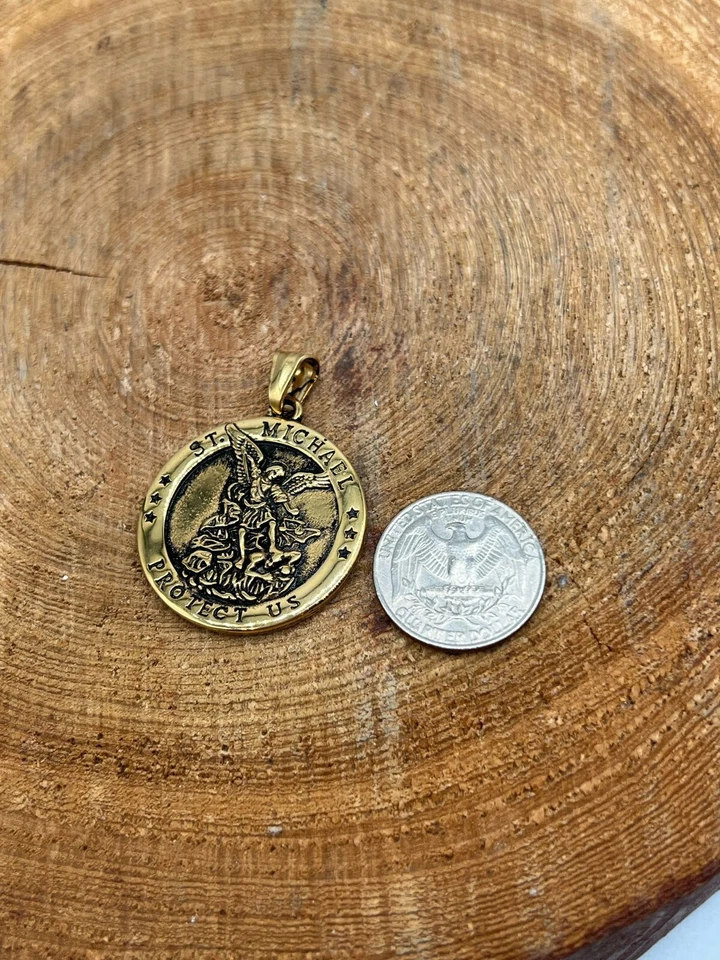 Pingente medalhão de aço inoxidável folheado a ouro St. Michael Protect Us - Imagem 3 de 4