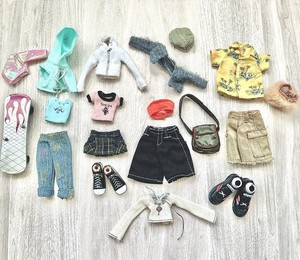 Lot de 7 poupées Bratz miniatures et standard Vêtements