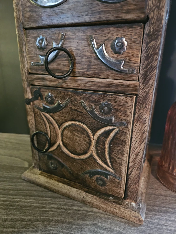 Armario de almacenamiento de boticario de madera para brujas Foto 2 de 4