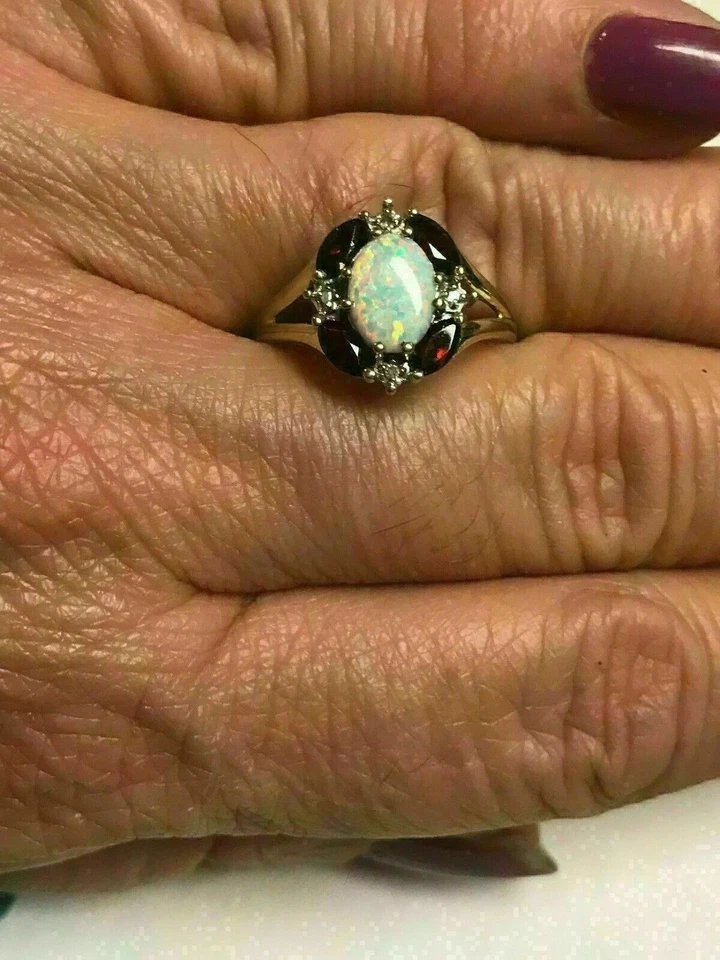 Anillo para mujer 2 quilates ovalado creado en laboratorio ópalo de fuego y rubí rojo enchapado en oro amarillo de 14 quilates Foto 2 de 4