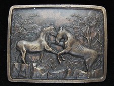 OC05120 VINTAGE 1978  HORSE'S FIGHTING  ARTWORK INDIANA METAL CRAFT BUCKLE
