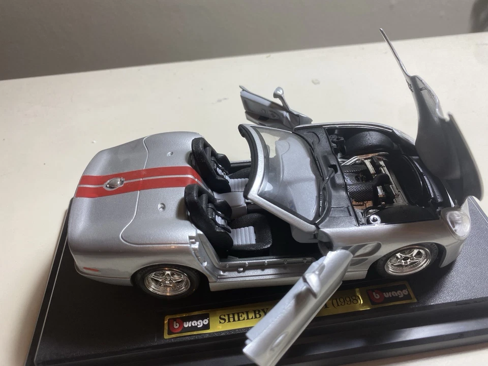 Coche modelo diecast Shelby serie 1 1998 escala 1 Burago Foto 2 de 3