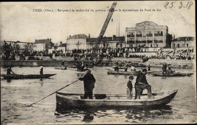 Postcard Creil Oise, barques à la Recherche du poisson tué par le... - 3325449