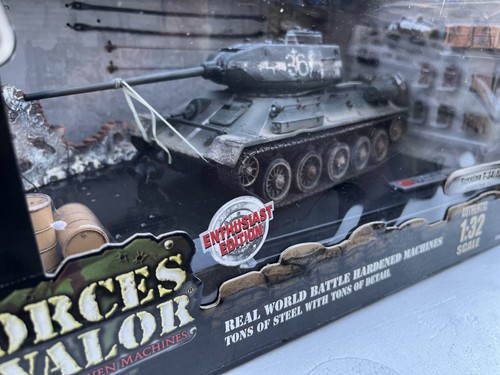 FORCES OF VALORS: Russia T34/85 Tank Eastern Front 1945, 1:32 - Picture 3 of 5