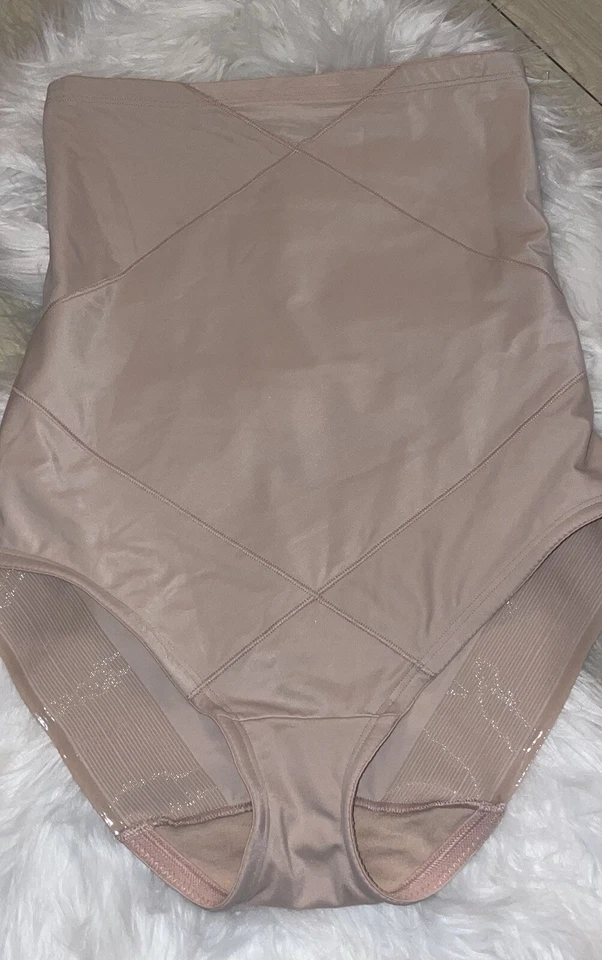 Miraclesuit Feminino Instantâneo Tummy Tuck Cintura Alta Cueca Modeladora 2415 XL Bege - Imagem 2 de 4