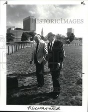 1986 Press Photo Milt Maltz, Chairman of Mulright and Ahmet Ertegun chairman sit 1986 Press Photo Milt Maltz, Chairman of Mulright and Ahmet Ertegun chairman sit
