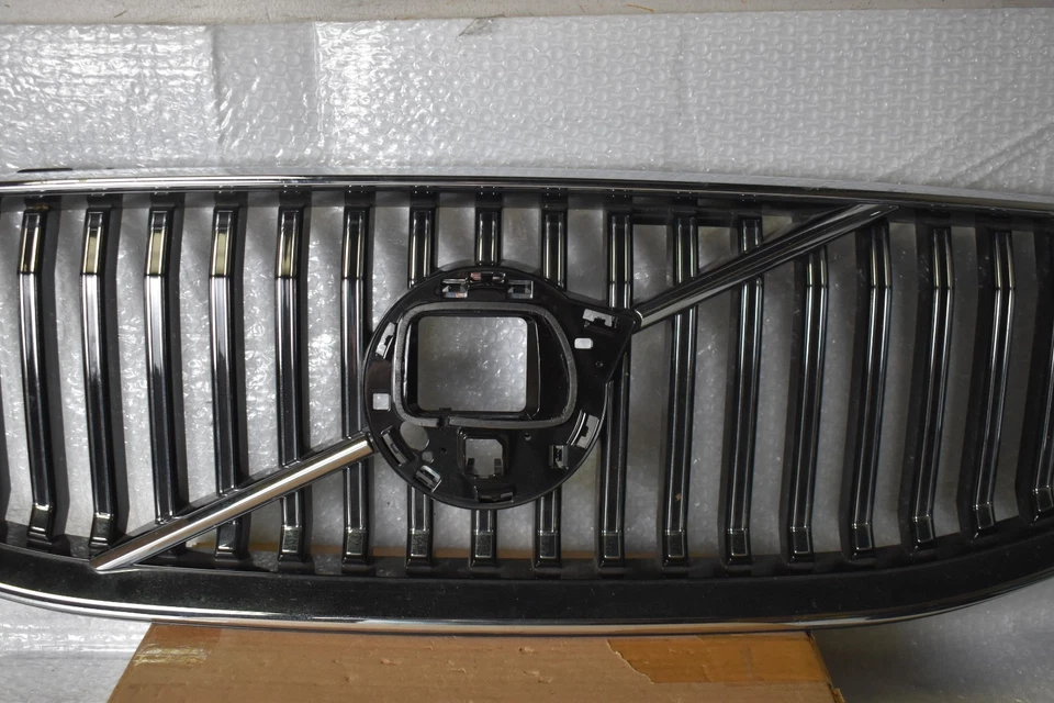 REJILLA SUPERIOR VOLVO XC60 2022-2024 OEM 32291019 Foto 3 de 4