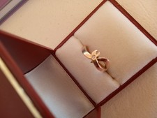 Bague solitaire Unique Création Or jaune 18 carats avec un diamant central