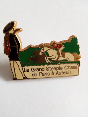 Pin's Zamac Hippisme, Le Grand Steeple Chase De Paris A Auteuil