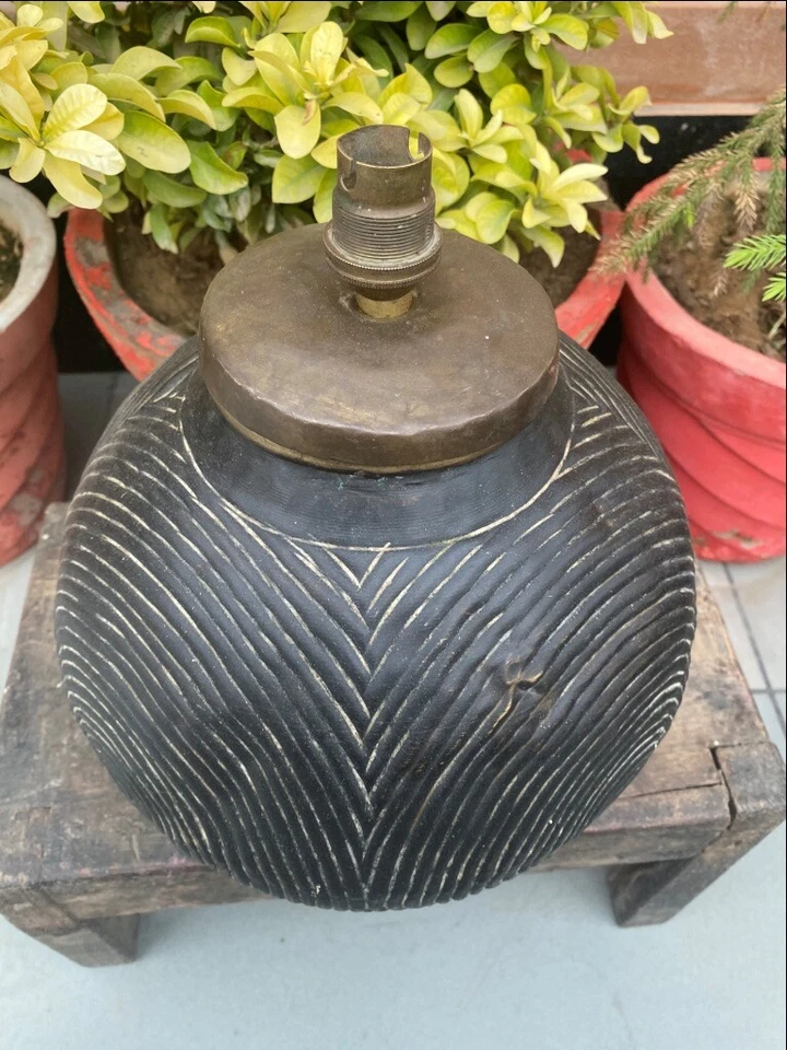 Antigua base de lámpara de hierro con acabado de latón Foto 2 de 4