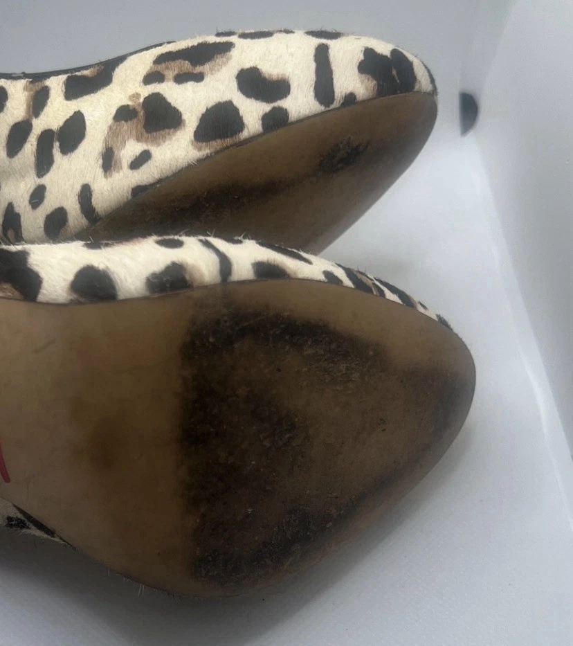 Bomba de tacón con estampado animal de cuero negro tostado pantera mercado negro de la Casa Blanca 7,5 M Foto 4 de 4