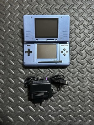 Nintendo DS Classic Handheld-Spielkonsole - Metallic Blau mit Stift + Ladekabel