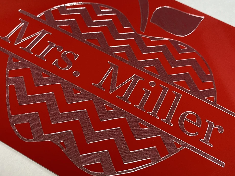 Regalo para profesor Chevron Apple PERSONALIZADO Grabado Grabado Rojo Placa de matrícula Foto 3 de 4