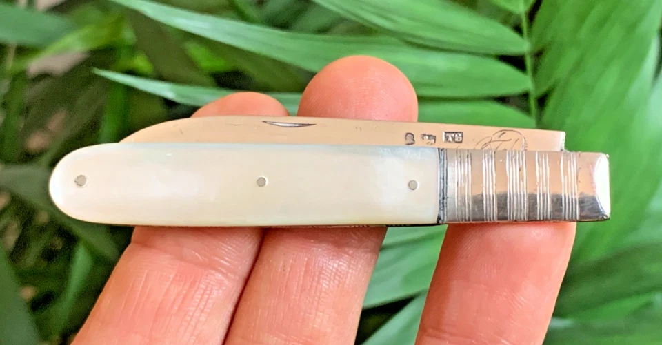 19C. Cuchillo plegable de bolsillo Royal English de plata esterlina y madreperla para frutas Foto 2 de 4