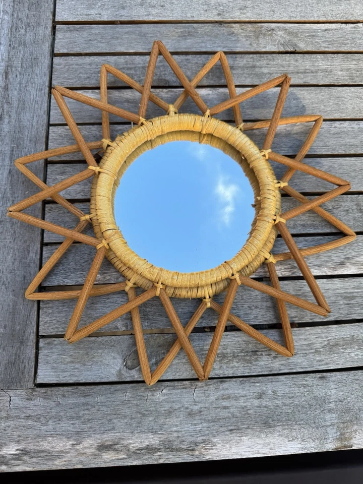 Espejo Sunburst de ratán boho de colección - decoración de pared tejida de bambú de mediados de siglo Foto 2 de 4