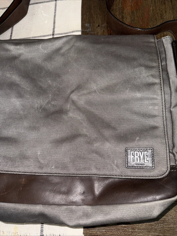 Bolso Mensajero Frye Carter Acentos de Cuero Lona Resistente Gris Usado en Excelente Condición Precio de venta sugerido por el fabricante $300 Foto 3 de 4
