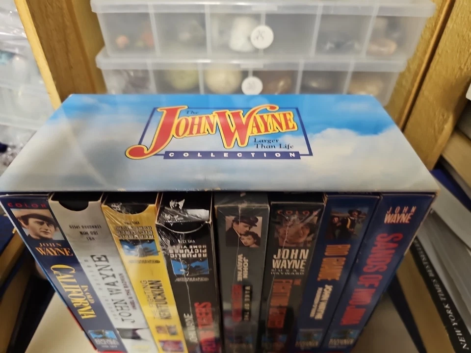 CLASSIC MOVIES SET! The John Wayne Larger Than Life Collection -8 VHS Tapes/1994 - Image 3 of 4