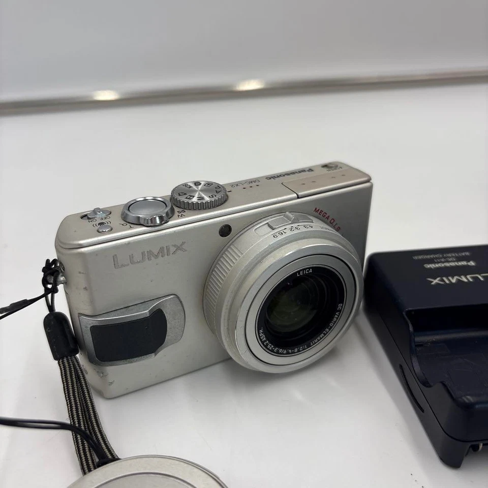 Panasonic LUMIX DMC-LX2 10,2 megapixel fotocamera digitale - BLK SLV Eng Disp usato - Immagine 2 di 4