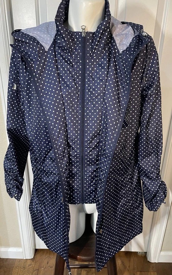 Jaqueta de chuva Jones New York feminina média com capuz corta-vento azul marinho branco bolinhas - Imagem 2 de 4