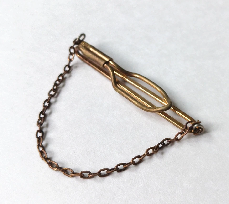 Clip de cierre de barra de corbata Hickok vintage con cadena tono latón grabado en diagonal Foto 2 de 4