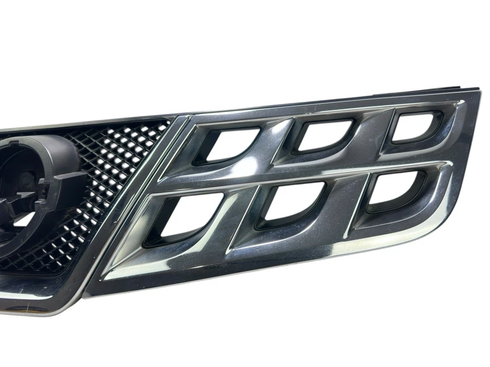 REJILLA DE PARACHOQUES DELANTERO NISSAN ROGUE 2011-2015 CON CÁMARA Y EMBLEMA OEM 623101VX0A Foto 4 de 4