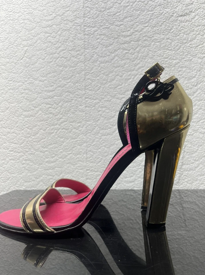 Сандалии на высоких каблуках DSQUARED2 серебристые с черным лакированным и ярко-розовым интерьером - Изображение 3 из 4