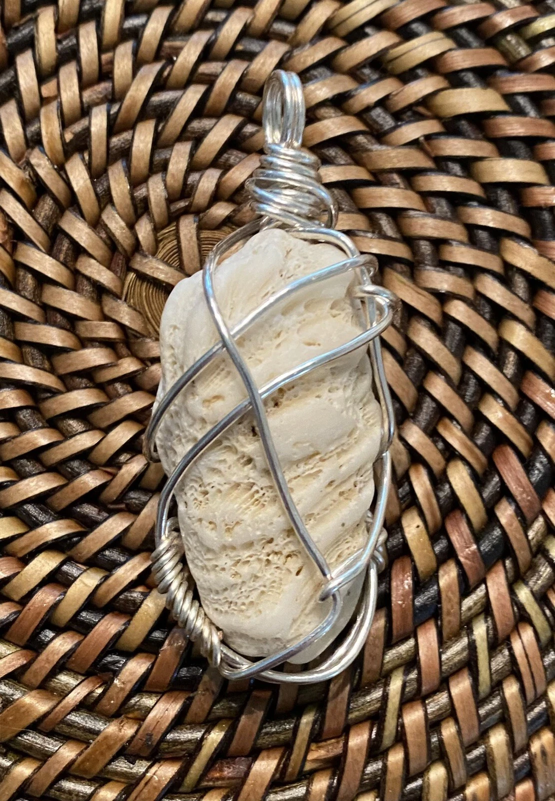 OFF WHITE Ciondolo in corallo bianco sporco avvolto in filo