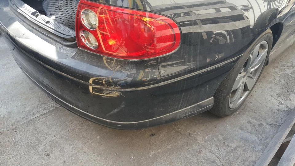 Parachoques trasero Pontiac GTO 2004 en negro este es 04 escape único  Foto 2 de 4