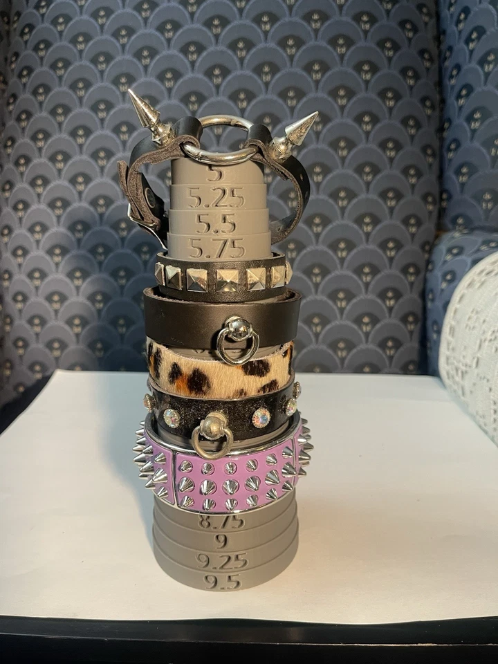 Grupo de seis pulseras góticas de cuero y espiga una de metal unisex Foto 4 de 4