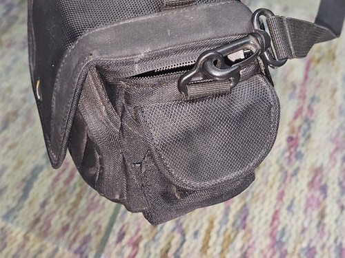 Lowepro Edit 110 Bag Camera Camcorder Case With panasonic Lumix DE 994 Charger - Picture 3 of 18