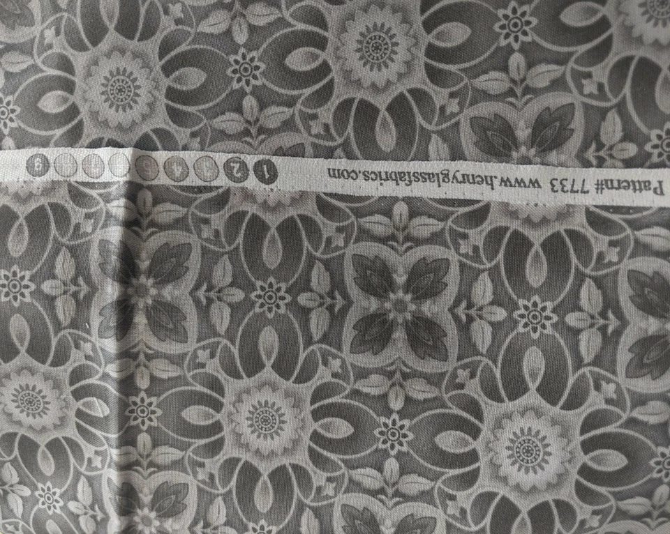 Henry glass "Vogue" by Lizzie B Cre8tive, gray baroque pattern, 25" x44" - Image 2 of 4