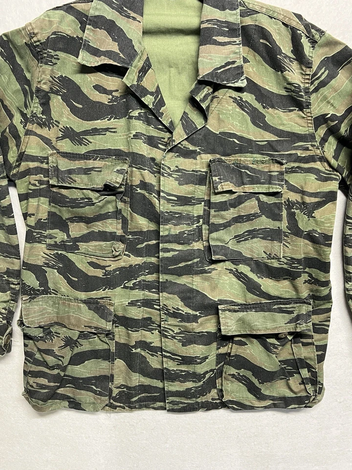 Uniforme militar vintage a rayas de tigre Top grande regular Apparel Corporation Foto 2 de 4