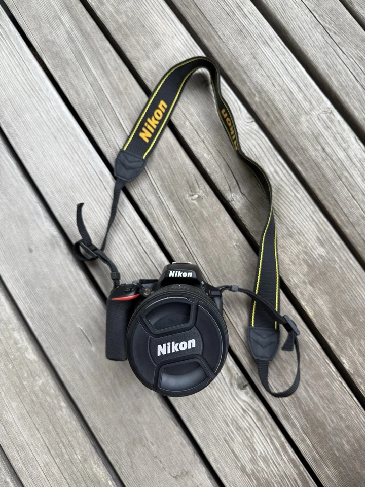 Nikon D5600 DSLR-Kamera mit Komplett-Zubehörpaket - TOP Zustand wie Neu!